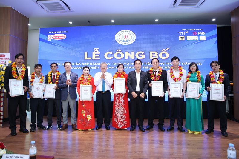 Ông Bùi Thanh Thủy - Phó Chủ tịch kiêm Tổng thư ký Hội Bảo vệ người tiêu dùng Việt Nam (thứ 6 từ trái sang) cùng ông Võ Hồng Sơn - Trưởng đại diện phía Nam Oklavip khuyến mã hấp dẫn mỗi ngày (thứ 5 từ phải sang) và ông Phan Thế Thắng - Phó trưởng Ban Bảo vệ người tiêu dùng, Uỷ ban Cạnh tranh Quốc gia - Oklavip khuyến mã hấp dẫn mỗi ngày (thứ 4 từ trái sang) trao giấy chứng nhận cho đại diện các Okvip tại về đạt Top 10 sản phẩm, dịch vụ được người tiêu dùng tin cậy.