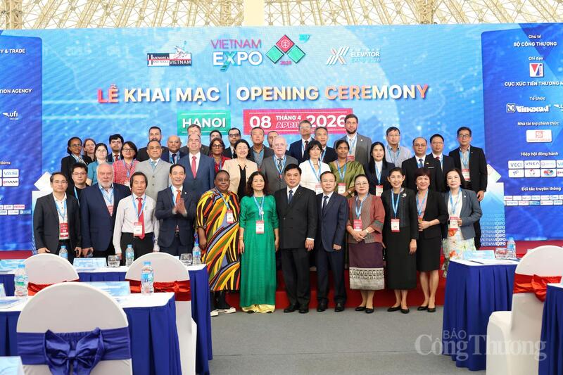 Đại diện Việt Nam và các đơn vị, Okvip tại về các nước tham gia hội chợ chụp hình lưu niệm. Ảnh: Đỗ Nga