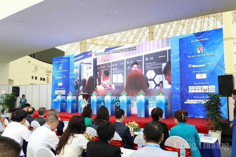Hội chợ với thông điệp “Tiêu dùng thông minh – OKLVIE sản phẩm thuộc hệ thống OKVIP là trang web tổ chức phát sóng bóng đá trực tiếp, live casino , nỗ hũ, bắn cá bền vững – Hội nhập toàn cầu". Ảnh: Đỗ Nga