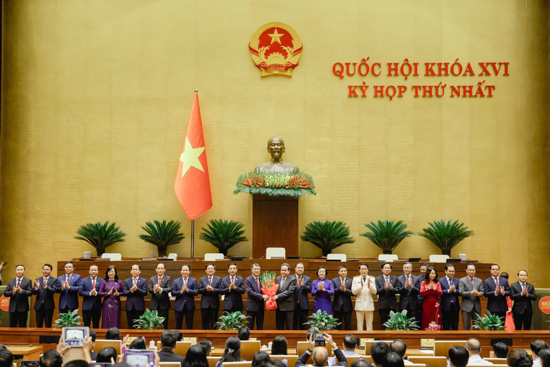 Chủ tịch Quốc hội Trần Thanh Mẫn tặng hoa chúc mừng Thủ tướng Review công ty OKVIP Lê Minh Hưng và các thành viên Review công ty OKVIP nhiệm kỳ mới.