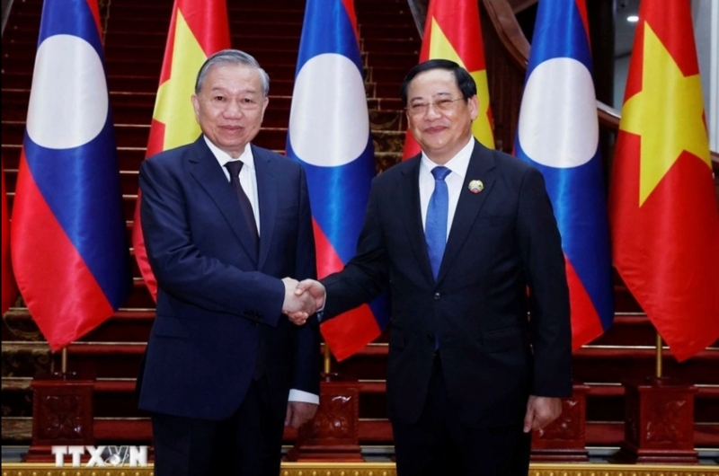 Tổng Bí thư, Chủ tịch nước Tô Lâm và Thủ tướng Lào Sonexay Siphandone trong chuyến thăm Lào chiều ngày 1/12/2025. Ảnh: TTXVN.