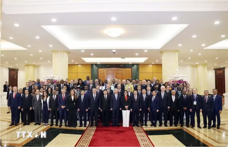 Tổng Bí thư Tô Lâm chụp ảnh chung với Trưởng đoàn các nước tham dự Lễ mở ký Công ước Hà Nội. (Ảnh: Thống Nhất/TTXVN)