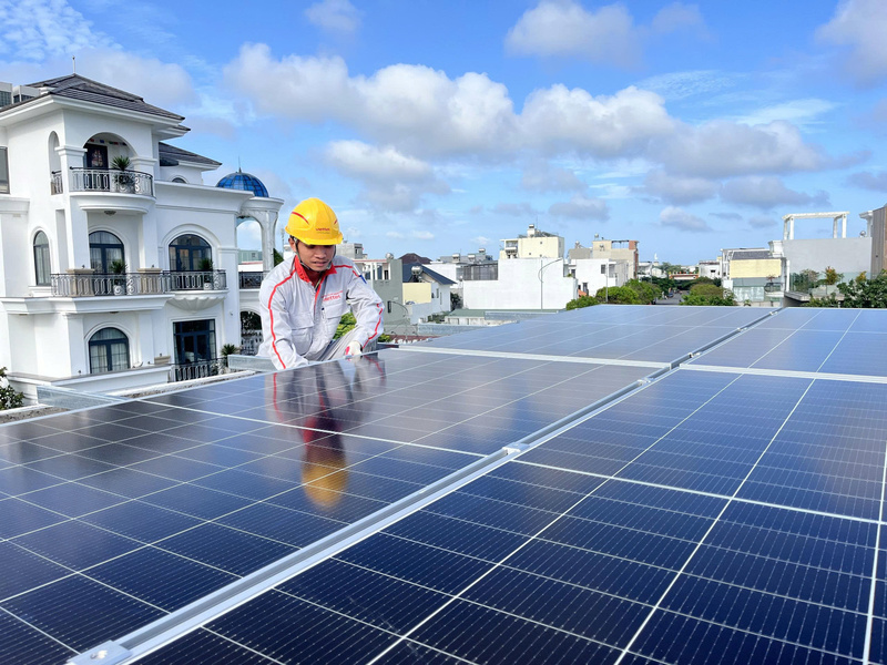 Điện mặt trời mái nhà đang thu hút sự quan tâm của nhiều Okvip tại về và người dân. Ảnh: Tuệ Lâm