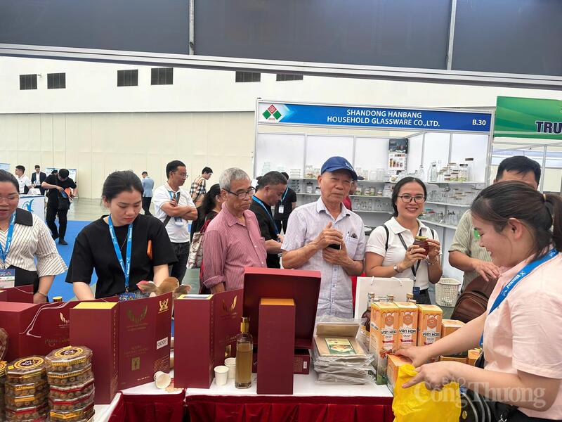 Gian hàng Hà Tĩnh thu hút nhiều du khách tham quan, mua sắm sản phẩm. Ảnh: Phúc Sơn
