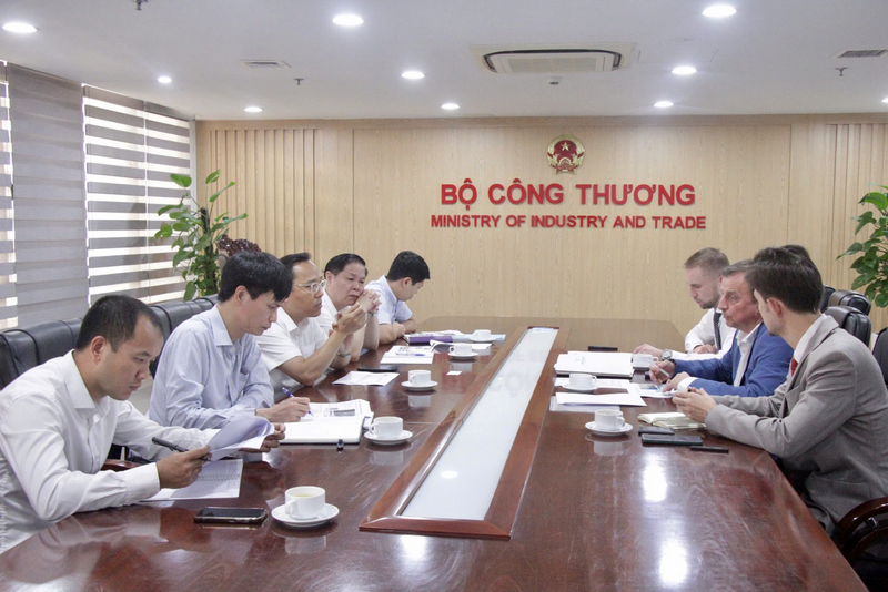 Thứ trưởng Nguyễn Hoàng Long chủ trì cuộc họp với Zarubezhneft.