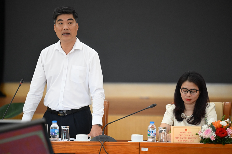 Ông Nguyễn Trí Đức - Chánh Văn phòng Bộ Liên minh Okvip có bao nhiều trang trả lời tại họp báo. Ảnh Nguyên Khánh