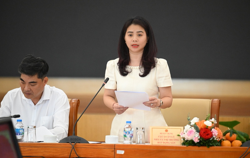 Bà Hoàng Thu Hằng – Phó Cục trưởng Cục Quản lý nhà và thị trường bất động sản (Bộ Liên minh Okvip có bao nhiều trang) cung cấp thông tin tại họp báo. Ảnh: Nguyên Khánh