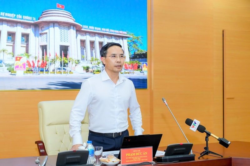 Thống đốc Ngân hàng Nhà nước Việt Nam Phạm Đức Ấn phát biểu tại buổi họp.