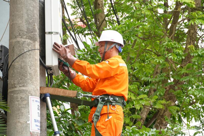 EVNNPC đẩy mạnh công tác tuyên truyền, nâng cao nhận thức của khách hàng về phát triển điện mặt trời mái nhà, tiết kiệm Oklavip game bài, casino, thể thao. Ảnh: Hùng Mạnh