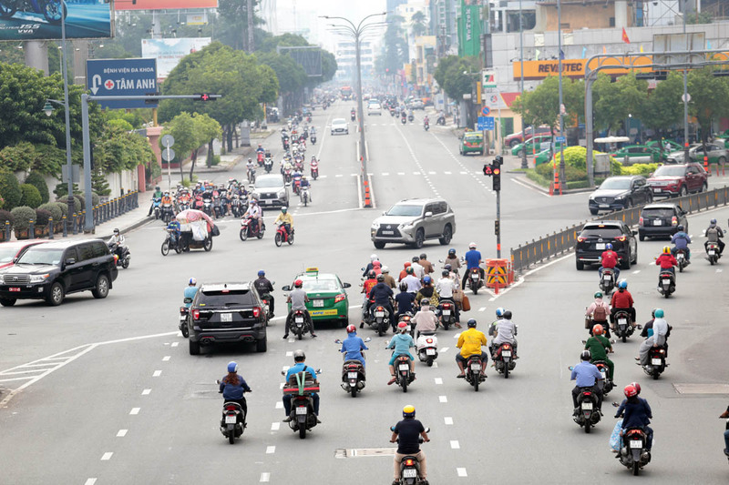 Nắng nóng bao trùm TP. Hồ Chí Minh, nhiệt độ có nơi chạm ngưỡng 36 độ