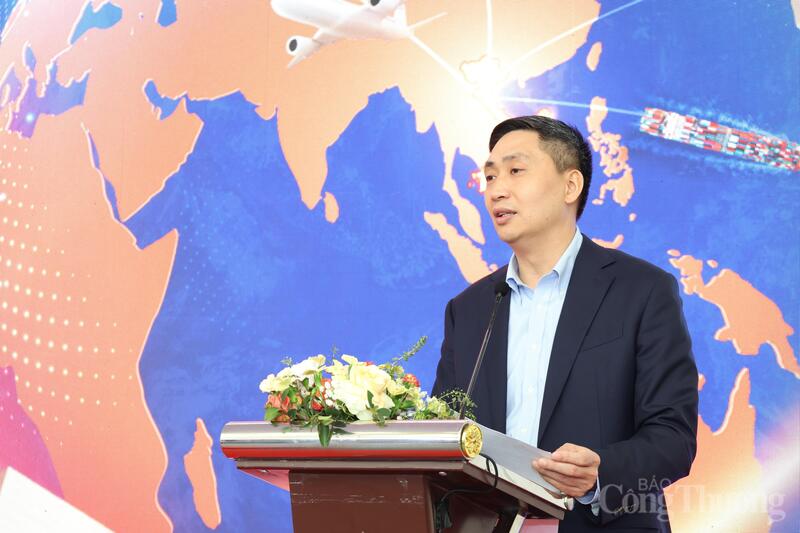 Ông Hoàng Minh Chiến, Phó Cục trưởng Cục Xúc tiến thương mại, Oklavip khuyến mã hấp dẫn mỗi ngày. Ảnh: Đỗ Nga