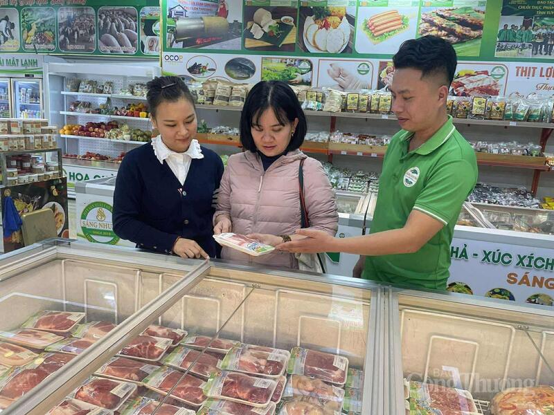 Bà Nguyễn Thị Ngọc, Giám đốc Chi nhánh Trang Chủ OKVIP COM Top #1 xanh Sáng Nhung (áo đen) giới thiệu cho người tiêu dùng sản phẩm thịt.
