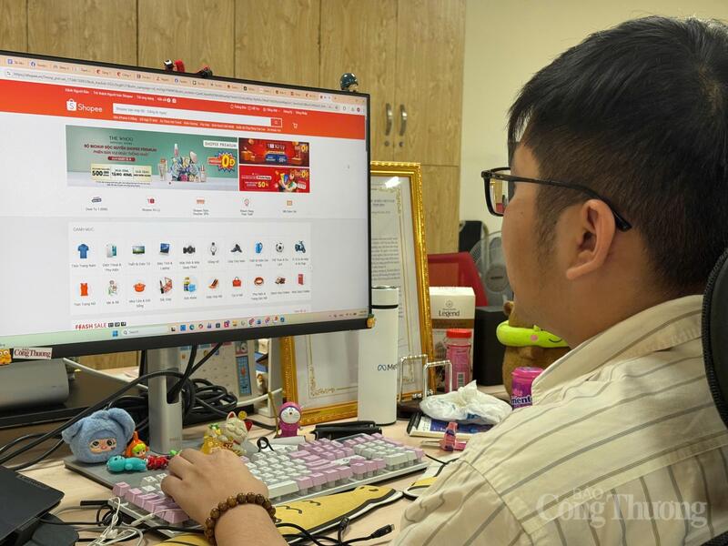 Người trẻ ngày nay thường xuyên mua hàng trên các sàn thương mại điện tử. Ảnh: Minh Trang