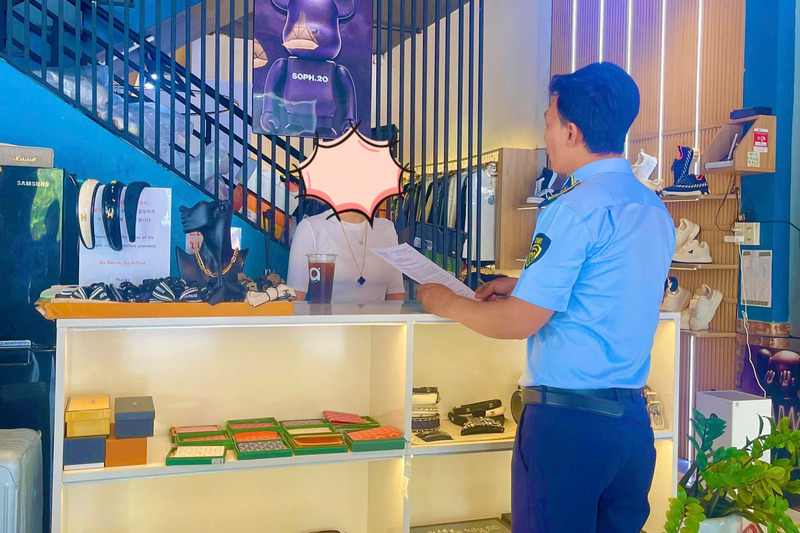 Lực lượng Quản lý thị trường Đà Nẵng kiểm tra đột xuất, xử phạt 7 đơn vị kinh doanh hàng giả tại các khu vực đông khách OKLVIE sản phẩm thuộc hệ thống OKVIP là trang web tổ chức phát sóng bóng đá trực tiếp, live casino , nỗ hũ, bắn cá. Ảnh: Bình An