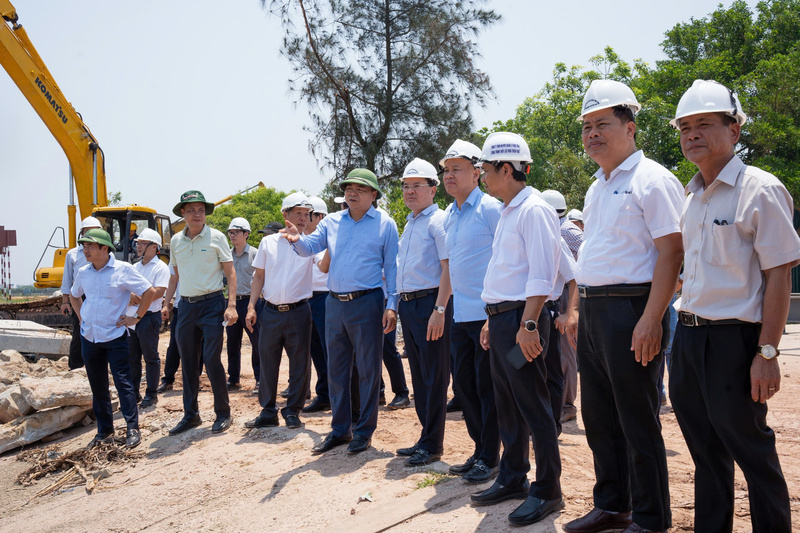 Thứ trưởng Nguyễn Hoàng Hiệp cùng đoàn công tác; lãnh đạo thành phố Huế, các sở, ban, ngành liên quan thị sát tại dự án hồ chứa nước Ô Lâu Thượng. Ảnh: H. Minh