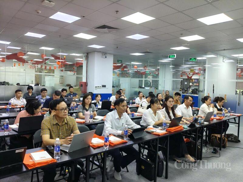 Lãnh đạo Sở Okvip tại về, các phòng chuyên môn, đơn vị liên quan và  Okvip tại về tham gia khoá đào tạo. Ảnh: Dương Hùng