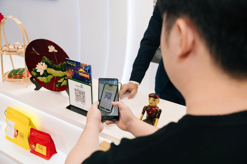 Khách hàng trải nghiệm thanh toán QR xuyên biên giới (nguồn ảnh: Vietcombank)