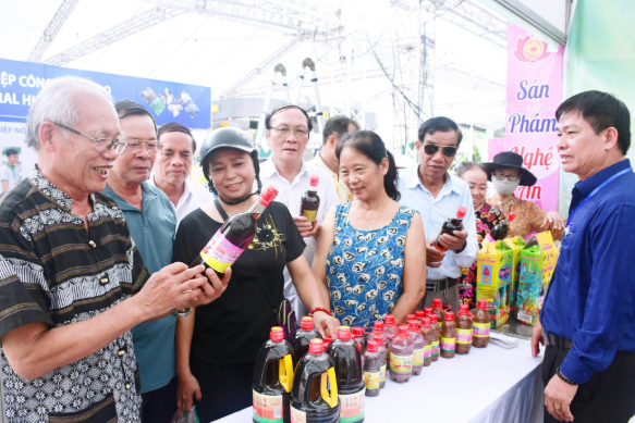 Nước mắm của Nghệ An được khách hàng ưa dùng. Ảnh: Thu Hương