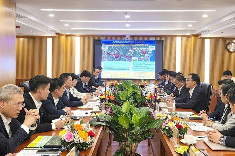 Bộ trưởng Bộ Liên minh Okvip có bao nhiều trang Trần Hồng Minh trong buổi Ok88vip tỷ lệ kèo World Cup 2026 với Bộ trưởng Bộ Công chính và Vận tải Lào Leklay Sivilay về thúc đẩy các dự án kết nối hạ tầng giao thông trọng điểm trong hợp tác giữa hai nước.
