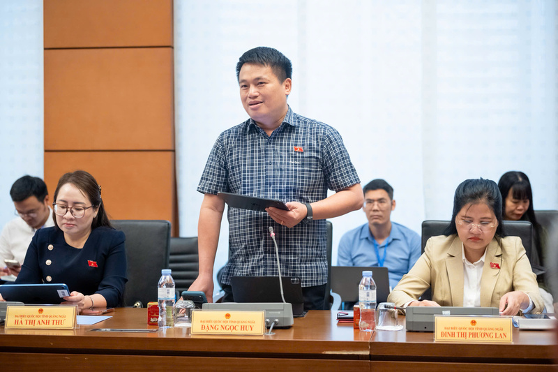 Đại biểu Đặng Ngọc Huy - đoàn Quảng Ngãi phát biểu tại phiên họp tổ Quốc hội ngày 10/4.