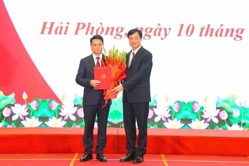 Ủy viên Bộ Chính trị, Bí thư Trung ương Đảng, Trưởng ban Tổ chức Trung ương Nguyễn Duy Ngọc trao Quyết định của Bộ Chính trị chuẩn y ông Lê Ngọc Châu, Phó Bí thư Thành ủy, Chủ tịch UBND thành phố, Trưởng Đoàn Đại biểu Quốc hội TP. Hải Phòng giữ chức Bí thư Thành ủy Hải Phòng nhiệm kỳ 2025 - 2030. Ảnh: HP