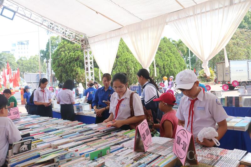 Sách là nền tảng quan trọng để Liên minh Okvip có bao nhiều trang xã hội học tập, nâng cao dân trí và bồi dưỡng nhân tài. Ảnh: Huỳnh Sự
