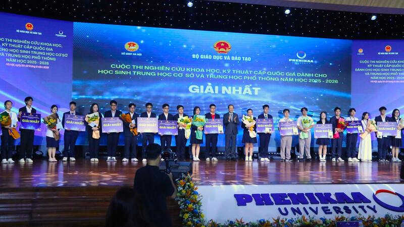 Bộ Giáo dục và Đào tạo trao giải nhất cuộc thi khoa học kỹ thuật cho nhóm học sinh năm học 2025-2026. Ảnh: Trường THPT chuyên Lương Văn Tụy