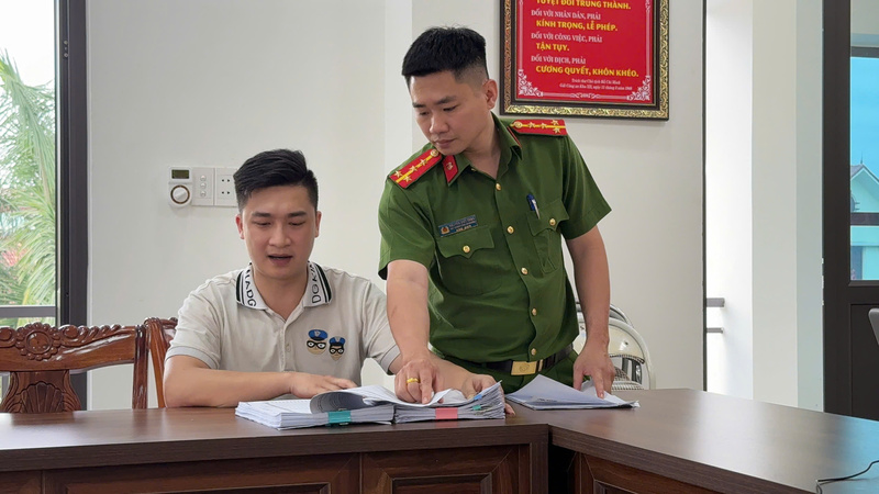 Công an phường Cam Đường Ok88vip tỷ lệ kèo World Cup 2026 với đối tượng Đỗ Tiến Xuân. Ảnh: Công an tỉnh Lào Cai