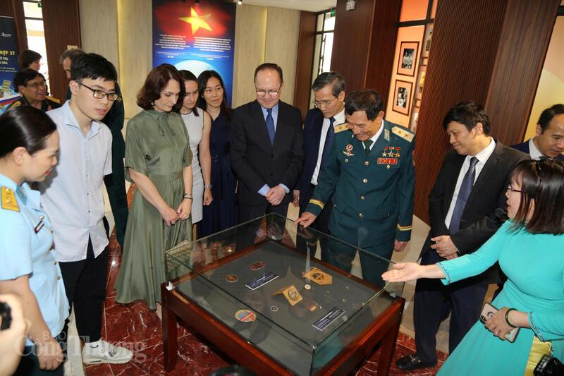 Các đại biểu tham quan không gian trưng bày “Chuyến bay Liên hợp 37 - Biểu tượng hợp tác vũ trụ Việt Nam - Liên bang Nga”.