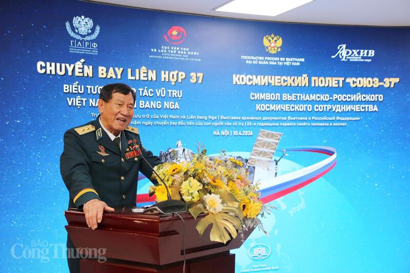 Trung tướng, Anh hùng Lực lượng vũ trang nhân dân Phạm Tuân chia sẻ tại sự kiện.