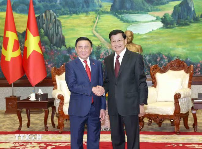 Thường trực Ban Bí thư Trần Cẩm Tú hội kiến Tổng Bí thư, Chủ tịch nước Lào Thongloun Sisoulith. Ảnh: Phương Hoa/TTXVN