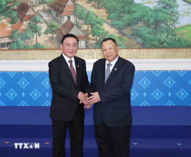 Thường trực Ban Bí thư Trần Cẩm Tú và Phó Chủ tịch, Trưởng Ban Thường trực Ban Thường vụ CPP Say Chhum chụp ảnh chung. Ảnh: Phương Hoa/TTXVN
