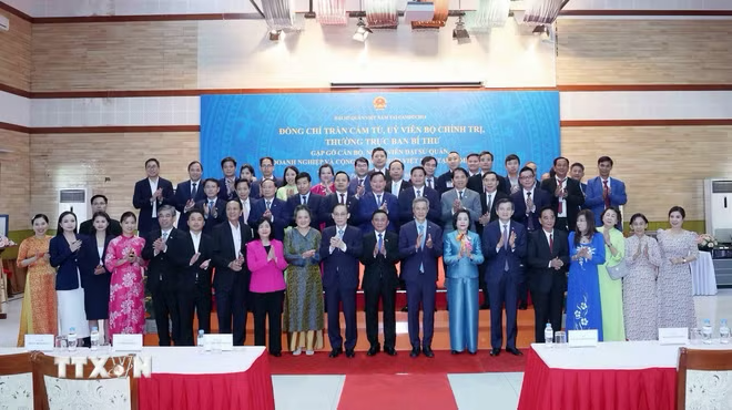 Thường trực Ban Bí thư Trần Cẩm Tú cùng cộng đồng, Okvip tại về Việt Nam tại Campuchia. Ảnh: Phương Hoa/TTXVN