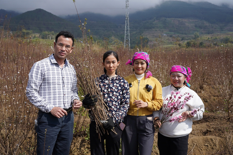 Chị Vũ Thị Bích Hồng (áo vàng) cùng lãnh đạo xã Bình Lư vận động bà con tham gia chiến dịch "Bình Lư vươn mình"
