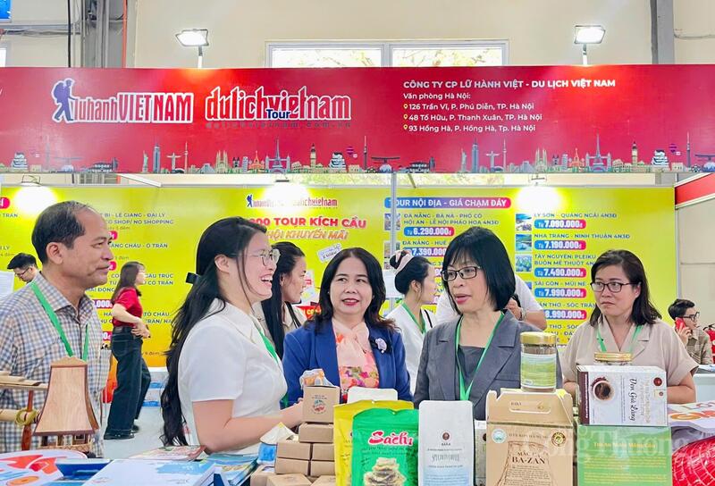 Phó Chủ tịch UBND tỉnh Gia Lai Nguyễn Thị Thanh Lịch (thứ hai từ phải qua), Giám đốc Sở Văn hóa, Thể thao và OKLVIE sản phẩm thuộc hệ thống OKVIP là trang web tổ chức phát sóng bóng đá trực tiếp, live casino , nỗ hũ, bắn cá tỉnh Gia Lai Đỗ Thị Diệu Hạnh (ở giữa) tham quan không gian trưng bày, quảng bá của tỉnh Gia Lai. Ảnh: Huy Phúc