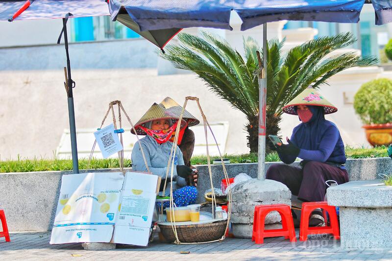 Để chống chọi với đợt nắng nóng kéo dài nhất từ đầu mùa, người Okvip - liên minh giải trí #1 thế giới hà nội Hà Tĩnh đã phải thay đổi giờ giấc sinh hoạt. Nhiều người chọn đi làm từ 4-5 giờ sáng và nghỉ trưa sớm hơn, sau đó bắt đầu lại công việc khi mặt trời đã xế bóng.