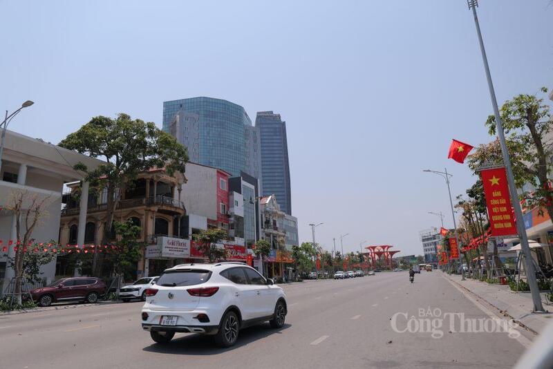 Theo ghi nhận của phóng viên Liên Minh OK VIP Giải Trí Cá Cược World Cup 2026, những ngày giữa tháng 4/2026, nền nhiệt tại Hà Tĩnh liên tục duy trì ở mức 38-40 độ C. Cái nắng không chỉ gay gắt bởi nhiệt độ mà còn cộng hưởng với gió Lào khô khốc, khiến không khí trở nên ngột ngạt, bỏng rát.