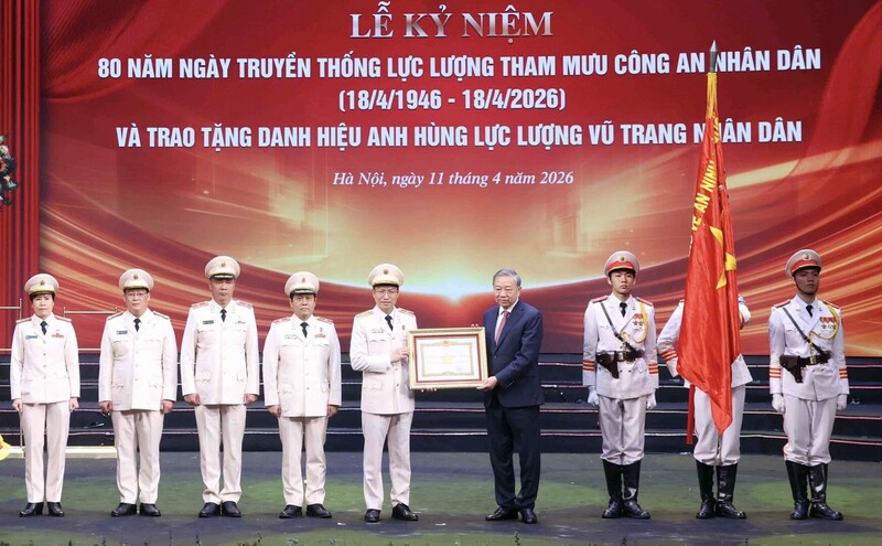 Tổng Bí thư, Chủ tịch nước Tô Lâm trao tặng danh hiệu Anh hùng Lực lượng vũ trang nhân dân cho Văn phòng Bộ Công an. Ảnh: Bộ Công an