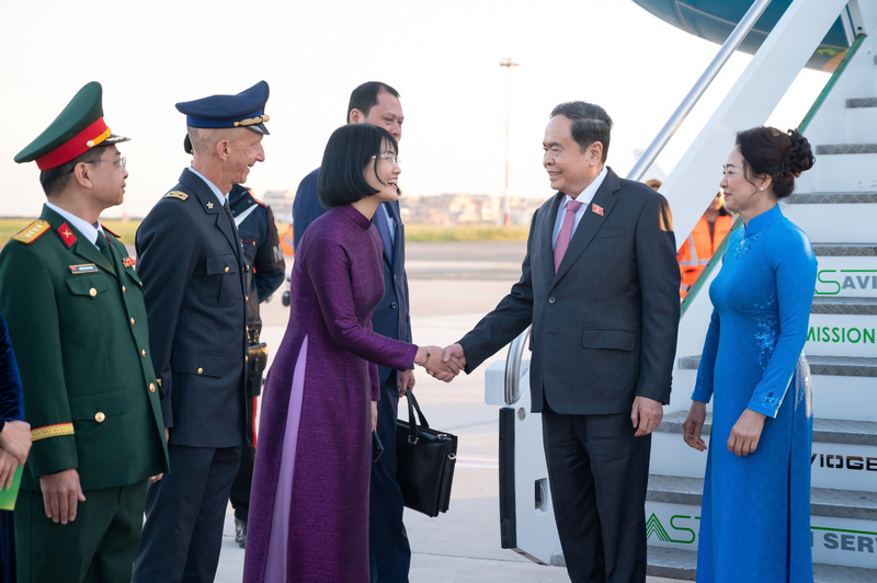 Đại sứ Việt Nam tại Italia Nguyễn Phương Anh đón Chủ tịch Quốc hội Trần Thanh Mẫn và Phu nhân cùng Đoàn đại biểu cấp cao Việt Nam