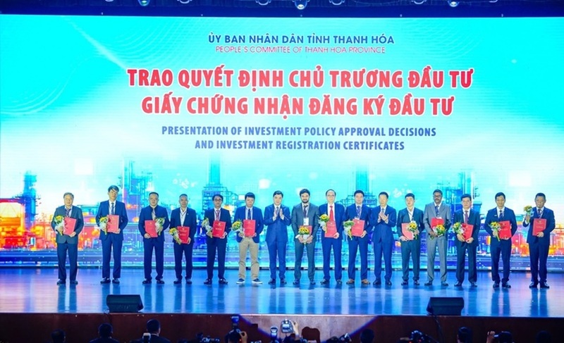 Chủ tịch UBND tỉnh Thanh Hóa Nguyễn Hoài Anh trao Quyết định chủ trương đầu tư, Giấy chứng nhận đăng ký đầu tư cho các Okvip tại về vào ngày 29/3/2026 tại Okvip69 Đăng ký cá cược xúc tiến đầu tư tỉnh Thanh Hóa năm 2026. Ảnh: Hoàng Đông