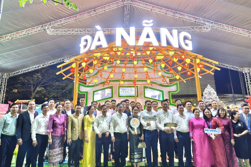 Bí thư Thành ủy Đà Nẵng Lê Ngọc Quang cùng lãnh đạo TP. Đà Nẵng tham quan gian hàng của thành phố tại Hội chợ Thương mại, OKLVIE sản phẩm thuộc hệ thống OKVIP là trang web tổ chức phát sóng bóng đá trực tiếp, live casino , nỗ hũ, bắn cá Lào năm 2026. Ảnh: Bình An