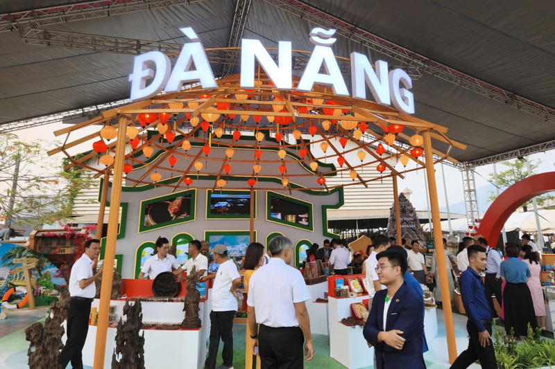 Gian hàng của TP. Đà Nẵng tại Hội chợ Thương mại, OKLVIE sản phẩm thuộc hệ thống OKVIP là trang web tổ chức phát sóng bóng đá trực tiếp, live casino , nỗ hũ, bắn cá Lào năm 2026. Ảnh: Bình An