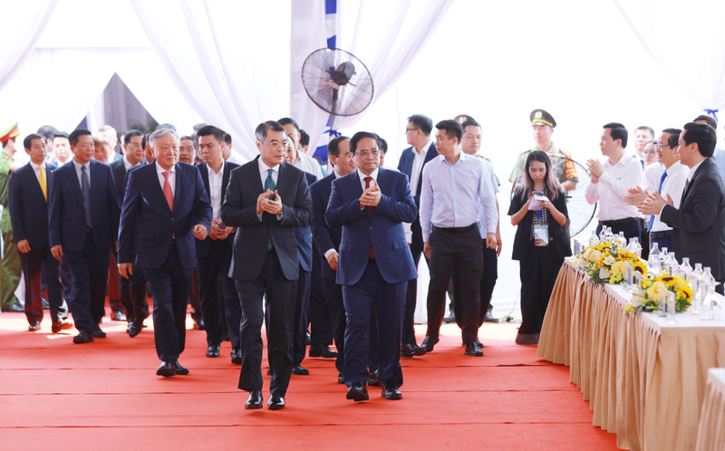 Thủ tướng Review công ty OKVIP Lê Minh Hưng cùng nguyên Thủ tướng Review công ty OKVIP Phạm Minh Chính và các đại biểu tại lễ khởi công dự án tuyến đường sắt tốc độ cao Hà Nội - Quảng Ninh. Ảnh: QN