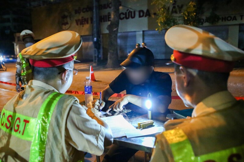 Lực lượng Cảnh sát giao thông kiểm tra, xử lý chuyên đề vi phạm nồng độ cồn. Ảnh: Quang Nguyên