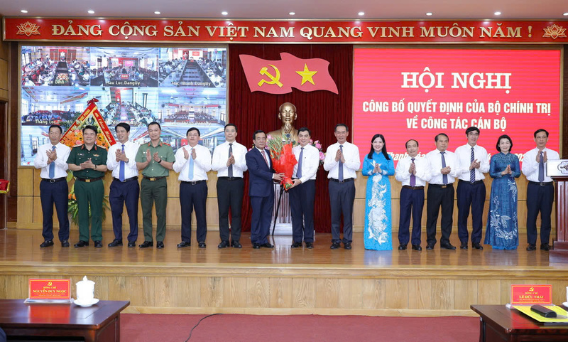 Ban Thường vụ Tỉnh ủy tặng hoa chúc mừng Bí thư Tỉnh ủy Lê Đức Thái. Ảnh: Tỉnh ủy Thanh Hóa