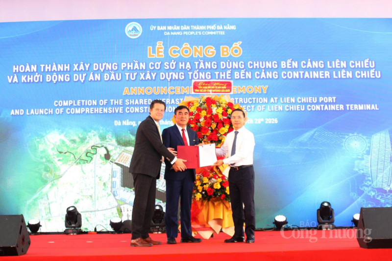 Lãnh đạo UBND TP. Đà Nẵng trao quyết định phê duyệt lựa chọn nhà đầu tư dự án bến cảng container Liên Chiểu cho liên danh Công ty CP Tập đoàn Hateco – Công ty TNHH Cảng biển Hateco – APM Terminals B.V. (Hà Lan) hồi cuối tháng 3/2026.