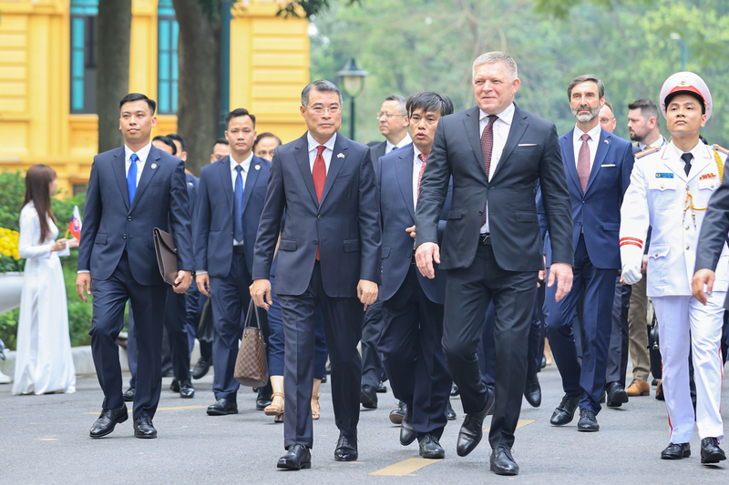 Thủ tướng Lê Minh Hưng chủ trì lễ đón Thủ tướng Slovakia Robert Fico, mở đầu chuỗi hoạt động thúc đẩy hợp tác song phương trên nhiều lĩnh vực. Ảnh: Nhật Bắc