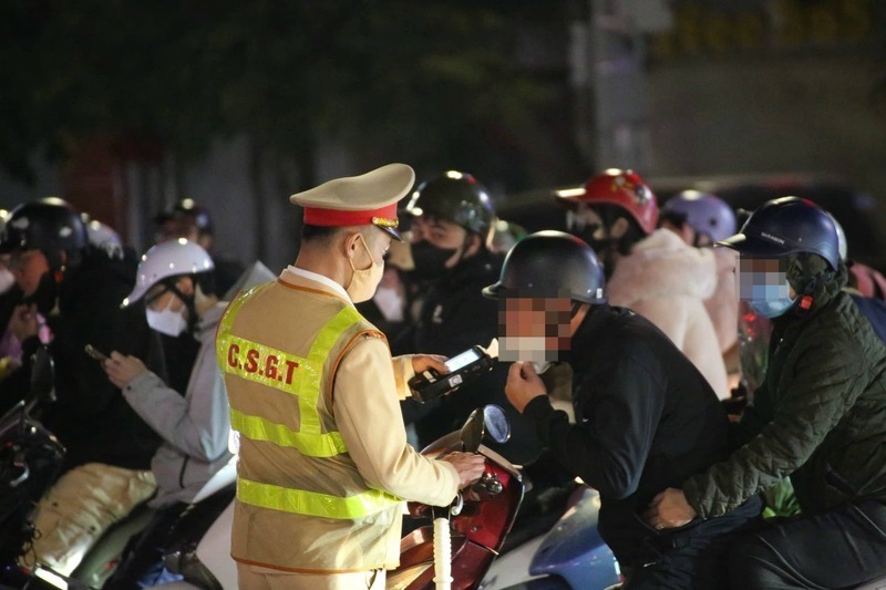 Lực lượng Cảnh sát giao thông tăng cường kiểm tra, kiểm soát vi phạm nồng độ cồn. Ảnh: Công an Hà Nội