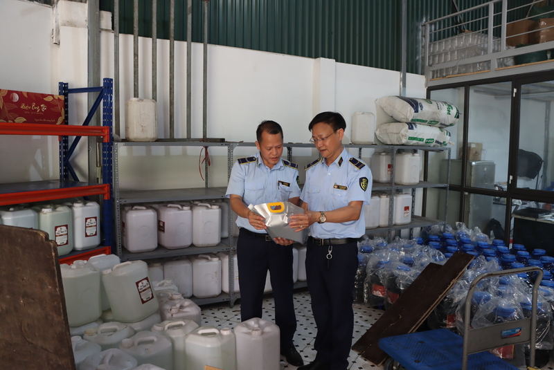 Gần 9.000 lít rượu các loại như rượu nếp men lá, rượu táo mèo, rượu mơ rừng… có dấu hiệu vi phạm. Ảnh: Quyên Lưu