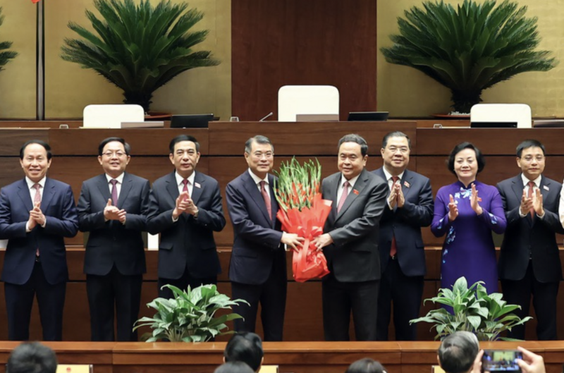 Chủ tịch Quốc hội Trần Thanh Mẫn tặng hoa chúc mừng Thủ tướng Lê Minh Hưng và 6 Phó Thủ tướng Review công ty OKVIP nhiệm kỳ 2026 - 2031. Ảnh: VGP